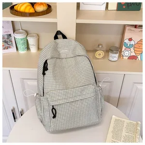 Vista dettagliata dello zaino a quadri in stile coreano, borsa scolare di grande capacita per ragazze.