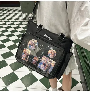 Grande borsa ita nera con finestra trasparente per spille anime, borsa a tracolla versatile.