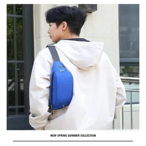 Gedetailleerd overzicht van de sport borsttas, draagbaar crossbody model met ritssluiting.