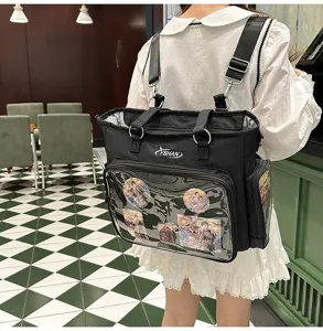 Dettaglio borsa itabag nera di grande capacità con tasca frontale trasparente per esposizione spille.