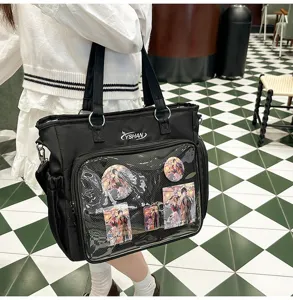 Vista dettagliata della borsa ita nera con finestra trasparente per spille anime.