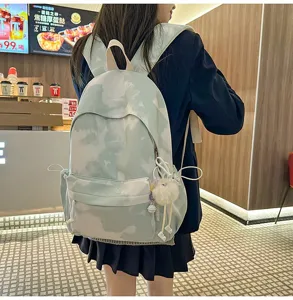 Dettaglio zaino studentesco tie-dye, zaino da viaggio casual capiente con grazioso peluche.