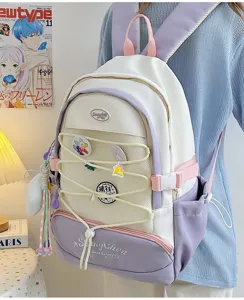 Vista dettagliata dello zaino carino in stile giapponese con tasche multiple e colori.