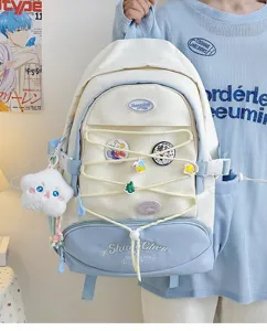 Primo piano dettagliato del simpatico zaino per studenti blu e bianco stile giapponese.