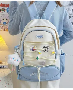 Vista dettagliata del grazioso zaino in stile giapponese con corda elastica e tasche.