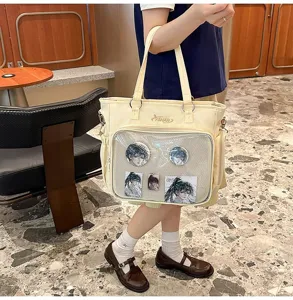 Vista dettagliata della borsa ita beige con finestra trasparente e grande borsa tote.