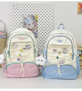 Zaino per studenti di grande capacità in stile giapponese con simpatiche spillette.