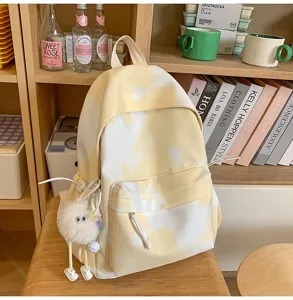 Vista dettagliata dello zaino casual tie-dye giallo e bianco da studente con ampio scomparto.