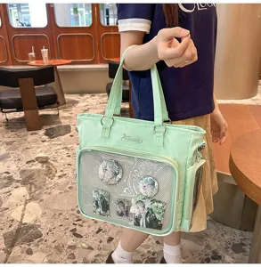 Vista dettagliata della borsa ita verde menta con tasca in rete trasparente e grande.