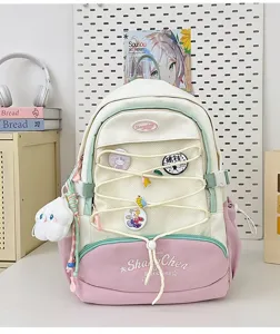 Vista dettagliata dello zaino scolastico in stile giapponese con tasca a rete e ciondoli.