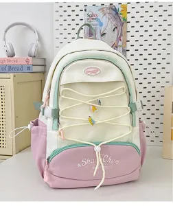 Vista dettagliata dello zaino scolastico rosa in stile giapponese con grande capacità e tasche.