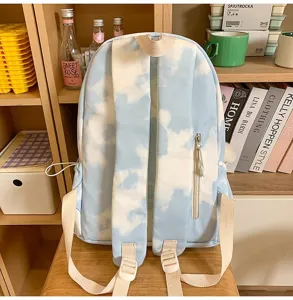 Vista dettagliata dello zaino casual con stampa cielo blu e nuvole bianche e tasca con zip.