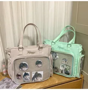Vista dettagliata di grande borsa ita con tasca in rete trasparente per spille e gadget anime.