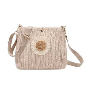 Schicke Stroh Umhaengetasche fuer Damen, modische Sommer Schultertasche mit Blueten.
