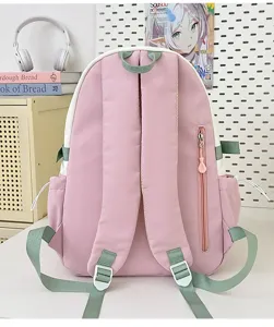 Dettaglio dello zaino rosa e bianco con tasca con zip, spallacci verdi e fibbie metalliche.