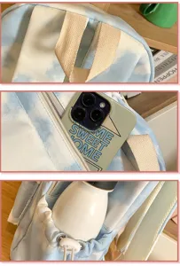 Dettaglio dello zaino tie-dye blu con maniglia superiore, tasca frontale e tasca laterale.