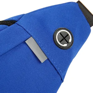 Blauwe sport heuptas detail met koptelefoongat en reflecterende strip voor hardlopen.