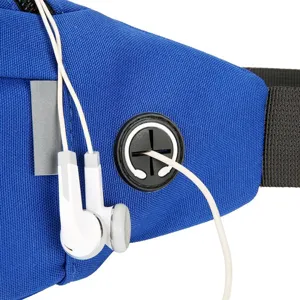 Detailopname van de blauwe sportheuptas met koptelefoonaansluiting en duurzame stof.