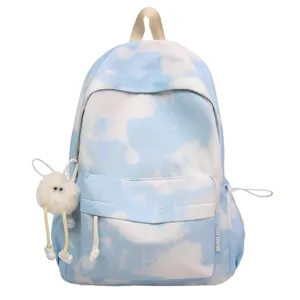 Zaino per studenti nuvola tie-dye blu con grazioso ciondolo in peluche e grande capacità.