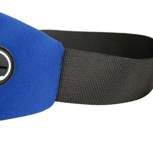 Close-up detail van de outdoor sport hardloop heuptas band, blauwe stof en zwarte elastiek.