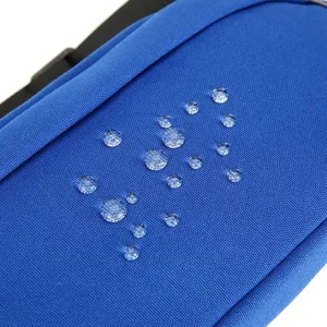 Waterdichte stof detail van blauwe outdoor sport heuptas voor reizen hardlopen fietsen.