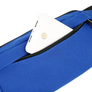 Detailopname van de blauwe sportheuptas met handige ritsvak voor diverse accessoires.