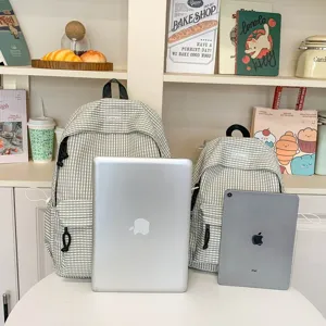 Vista dettagliata dello zaino scolastico a quadretti in stile coreano per studenti.