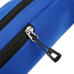 Blauwe outdoor sport heuptas detail, duurzame stof met extra handige dubbele ritsen.