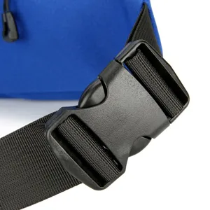 Gedetailleerd overzicht van duurzame zwarte plastic gesp en riem op blauwe sporttas.