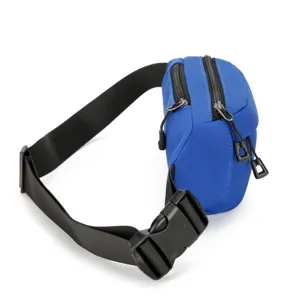 Detailweergave van de blauwe heuptas met dubbele ritsen, trektouwtjes en een stevige gesp.