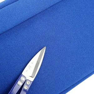 Gedetailleerde close-up van blauwe stof met een duurzame geweven textuur voor tassen en accessoires.
