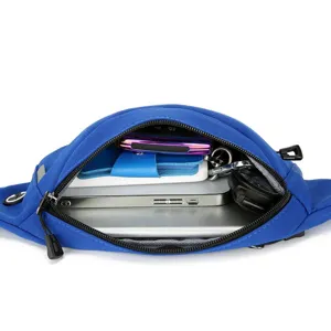 Blauwe outdoor sport heuptas detail toont grote capaciteit voor telefoon, portemonnee en sleutels.