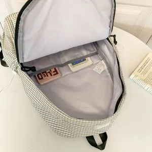 Vista dettagliata dell'interno di uno zaino scozzese in stile coreano con tasche spaziose.