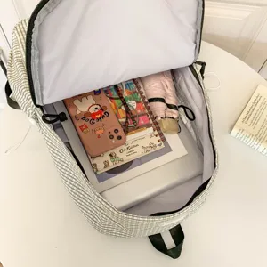 Zaino scolastico a quadri in stile coreano con grande capacita per viaggi quotidiani.