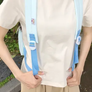 Dettagli della bretella e della fibbia dello zaino azzurro, con un design molto carino.