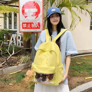 Dettagli del simpatico zaino giallo con finestra trasparente e ricamo a fiocco carino.