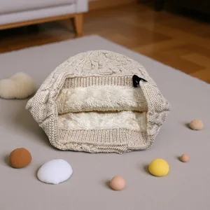 Berretto in maglia beige con una morbida fodera in peluche per autunno e inverno.