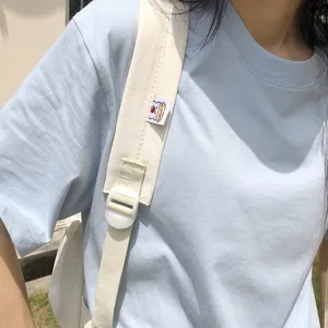 Dettaglio cinturino zaino in tela carino, accessorio per borsa da studente resistente.