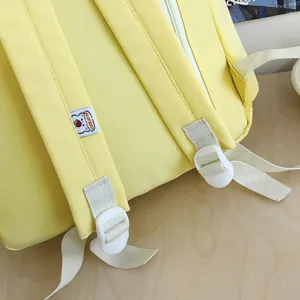 Vista dettagliata di simpatico zaino giallo in tela, borsa casual con cinghie regolabili.