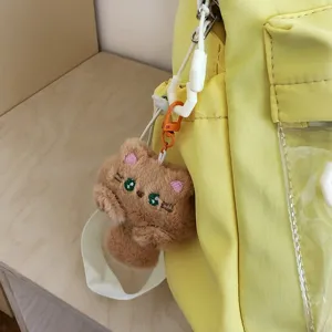 Zaino giallo carino giapponese dettaglio vista con ciondolo gatto peluche e tasca trasparente.