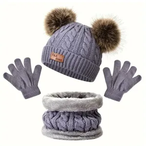 Vue détaillée de l'ensemble bonnet tricoté d'hiver pour enfants avec pompons, gants et écharpe douce.