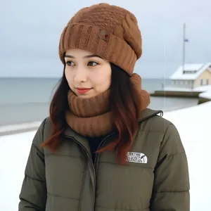 Conjunto de gorro y bufanda de punto cálido de invierno para mujer con elegante chaqueta acolchada.
