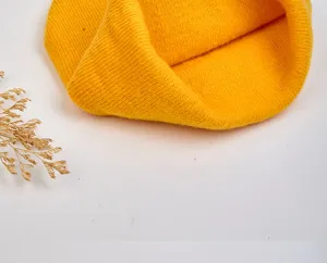 Détail de bonnet d'hiver en tricot jaune, bonnet chaud et doux pour porter au quotidien.