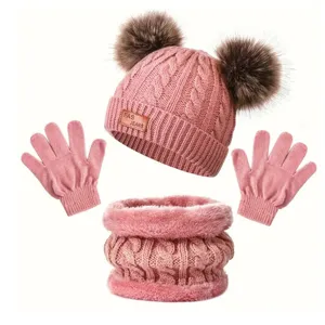 Ensemble hiver rose tricot pour enfants bonnet à pompons écharpe et gants chauds.