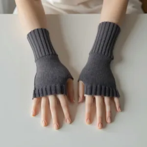 Vista detallada de guantes de punto sin dedos gris oscuro, calentadores de brazos para mujer.