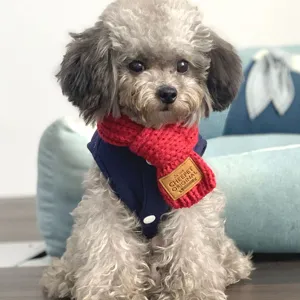 Dettaglio sciarpa lavorata a maglia per animali, collo rosso di lana per cani e cuccioli.