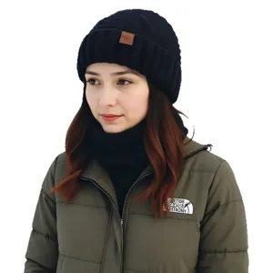 Conjunto de gorro de punto y chaqueta polar de invierno para mujer, estilo casual abrigado.