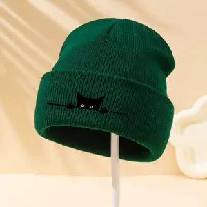 Berretto in maglia verde invernale con simpatica stampa di gatto nero, caldo e casual.
