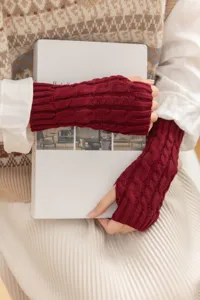Winter cable-knit fingerless gloves for women and men, warm wool half-finger gloves.
