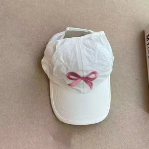 Kinder weiße Baseballkappe mit süßer rosa Schleife Stickerei, lässige Sonnenschutzmütze.